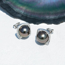 Load image into Gallery viewer, mihiarii Tahitian Black Pearl Earring and Necklace Set

