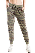 Load image into Gallery viewer, Z SUPPLY Women's The Camo Pants, Camo Green, X-Small
