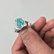 Load image into Gallery viewer, Men's Southwestern Style Turquoise Gemstone Wolf Sterling Silver Ring Size 9
