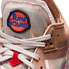Load image into Gallery viewer, Nike Mens Lebron 18 Low CV7562 401 Wile E. Coyote vs Roadrunner - Size 9
